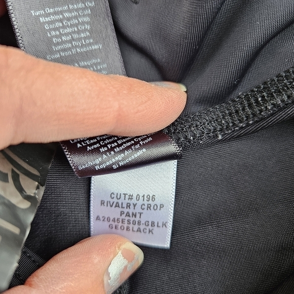 Koral Rivalry Crop leggings in geo and black 26 in inseam SEE MEASUREMENTS - Picture 6 of 9